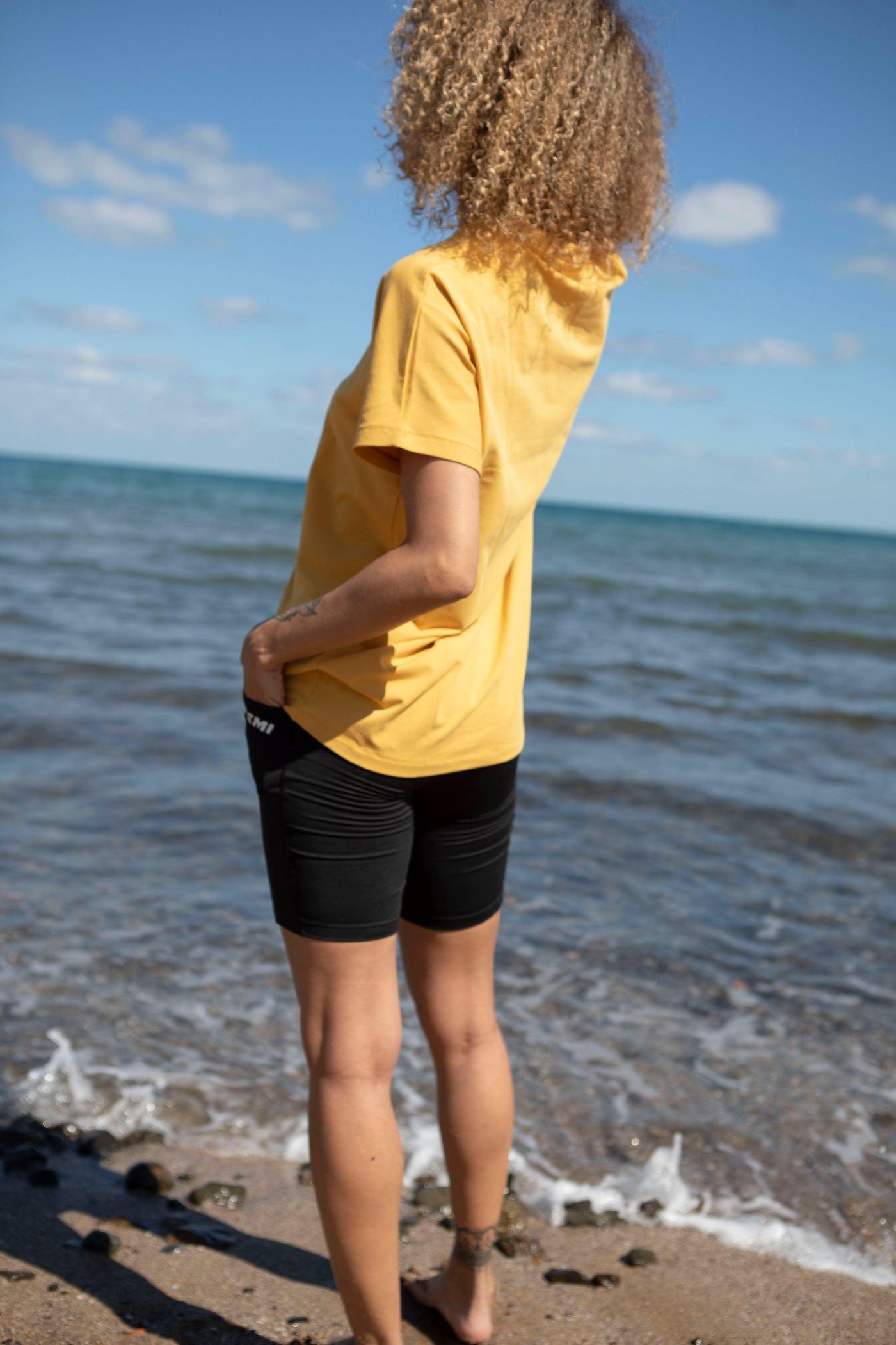 PRIMARY OVERSIZE TEE IN BUTTERSCOTCH - Kemi Active