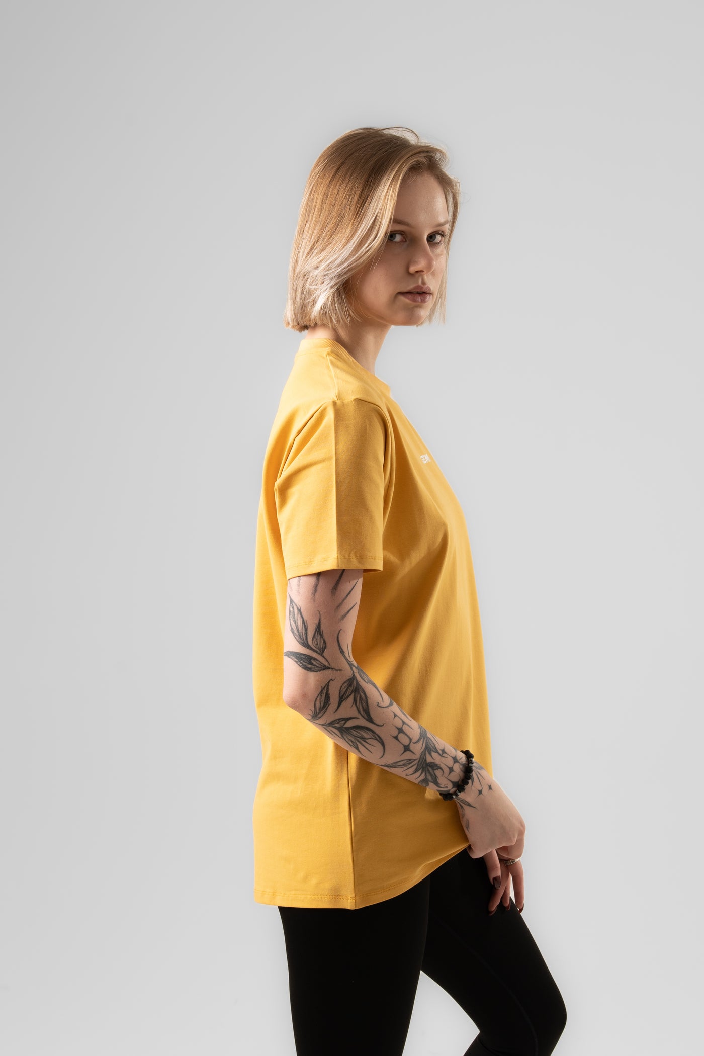 PRIMARY TEE IN BUTTERSCOTCH