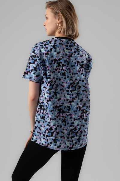 PRIMARY TEE IN BLUE LEOPARD PRINT