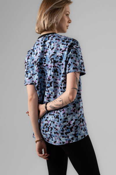 PRIMARY TEE IN BLUE LEOPARD PRINT